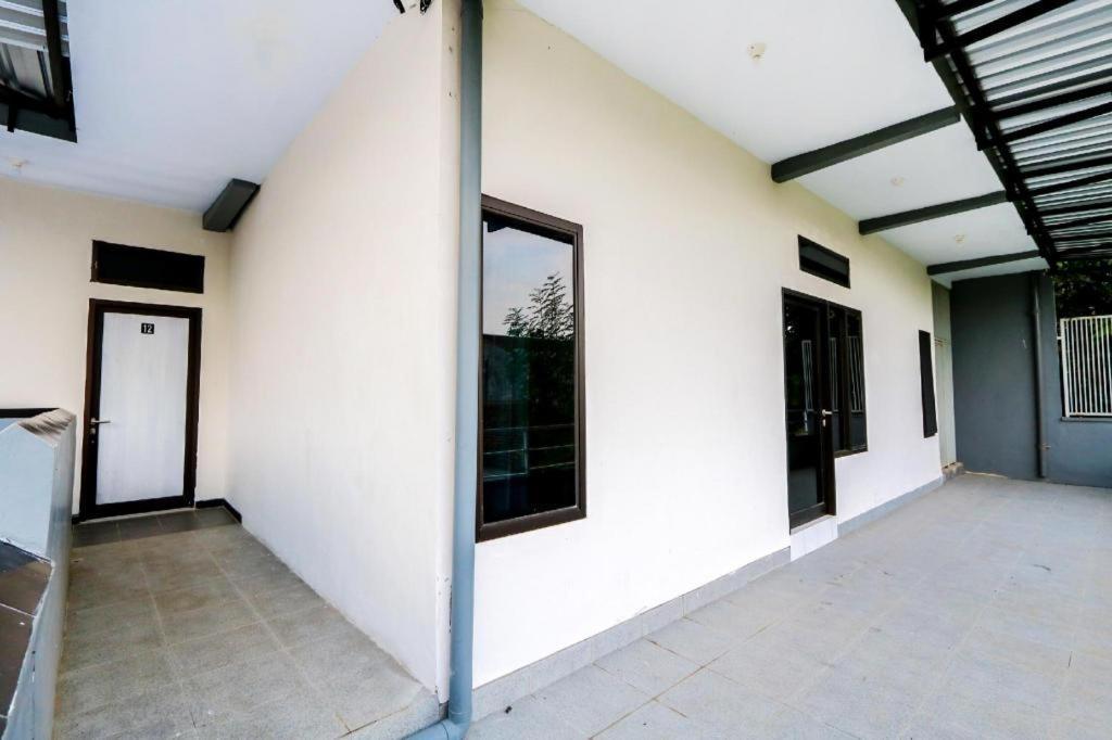 Oyo 3187 Kost Putri Bu Chris Otel Jembel Dış mekan fotoğraf