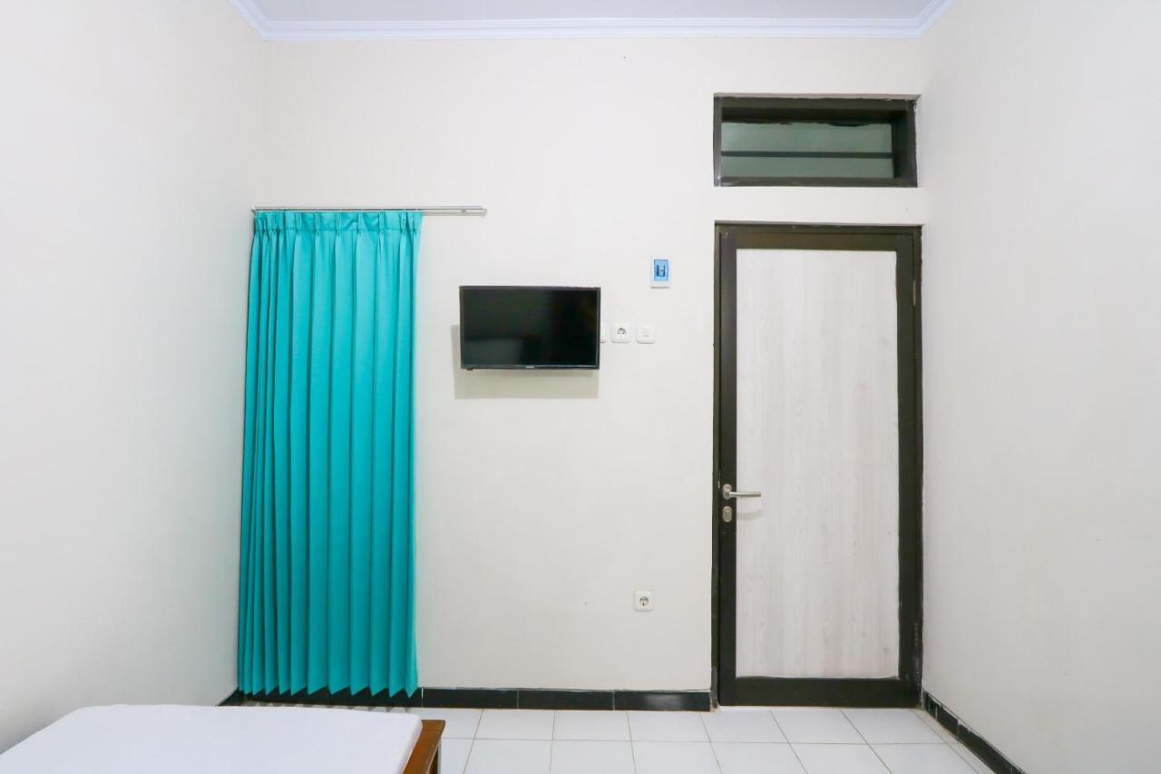Oyo 3187 Kost Putri Bu Chris Otel Jembel Dış mekan fotoğraf