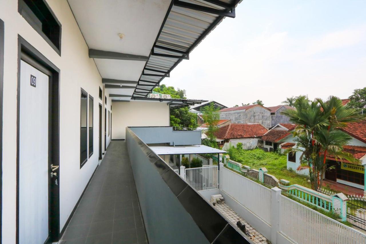 Oyo 3187 Kost Putri Bu Chris Otel Jembel Dış mekan fotoğraf