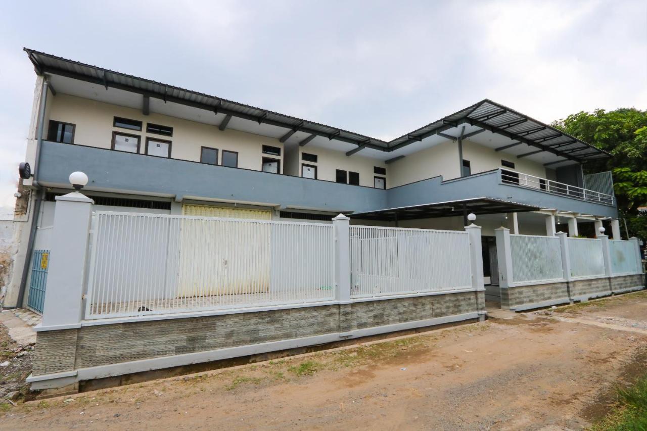 Oyo 3187 Kost Putri Bu Chris Otel Jembel Dış mekan fotoğraf