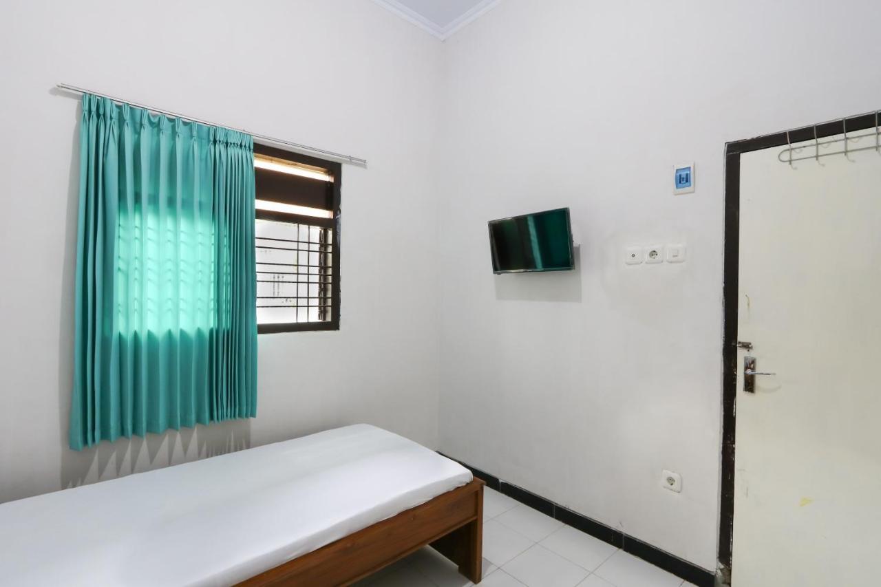Oyo 3187 Kost Putri Bu Chris Otel Jembel Dış mekan fotoğraf